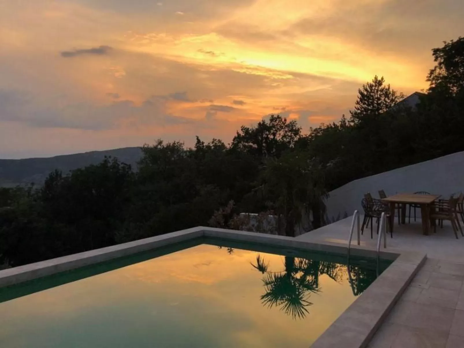 Designferienhaus mit Hot Tub-Outside