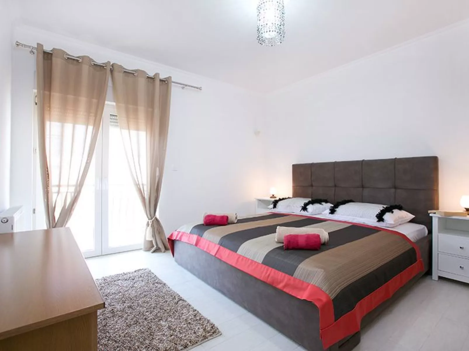 Mélanie im Erdgeschoss einer Villa in Strandnähe-Image-tags.info