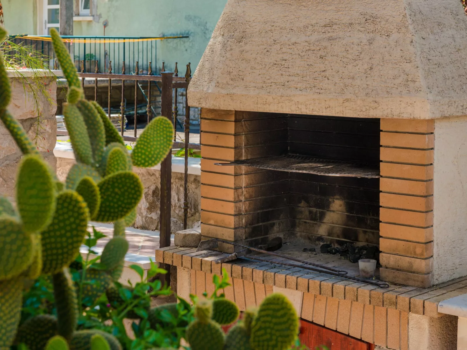 Geräumige Ferienwohnung mit eigener Terrasse-Draußen