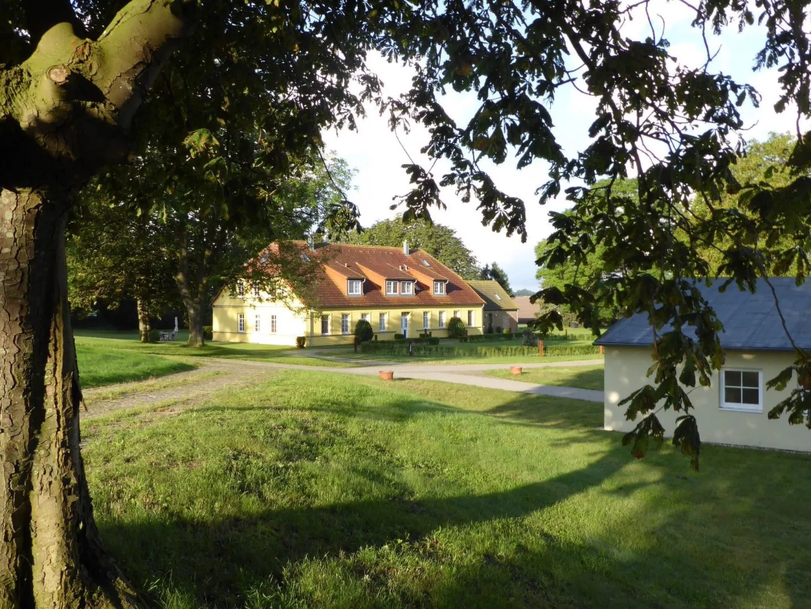 Parterre WEST-Draußen