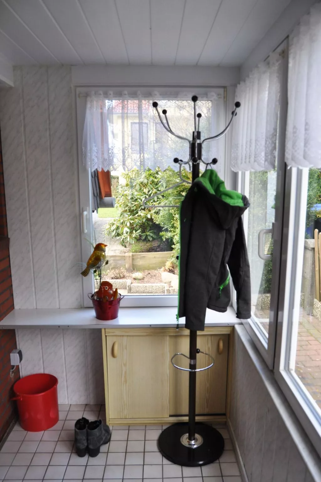 Sonniges Ferienhaus hinter dem Deich-Drinnen