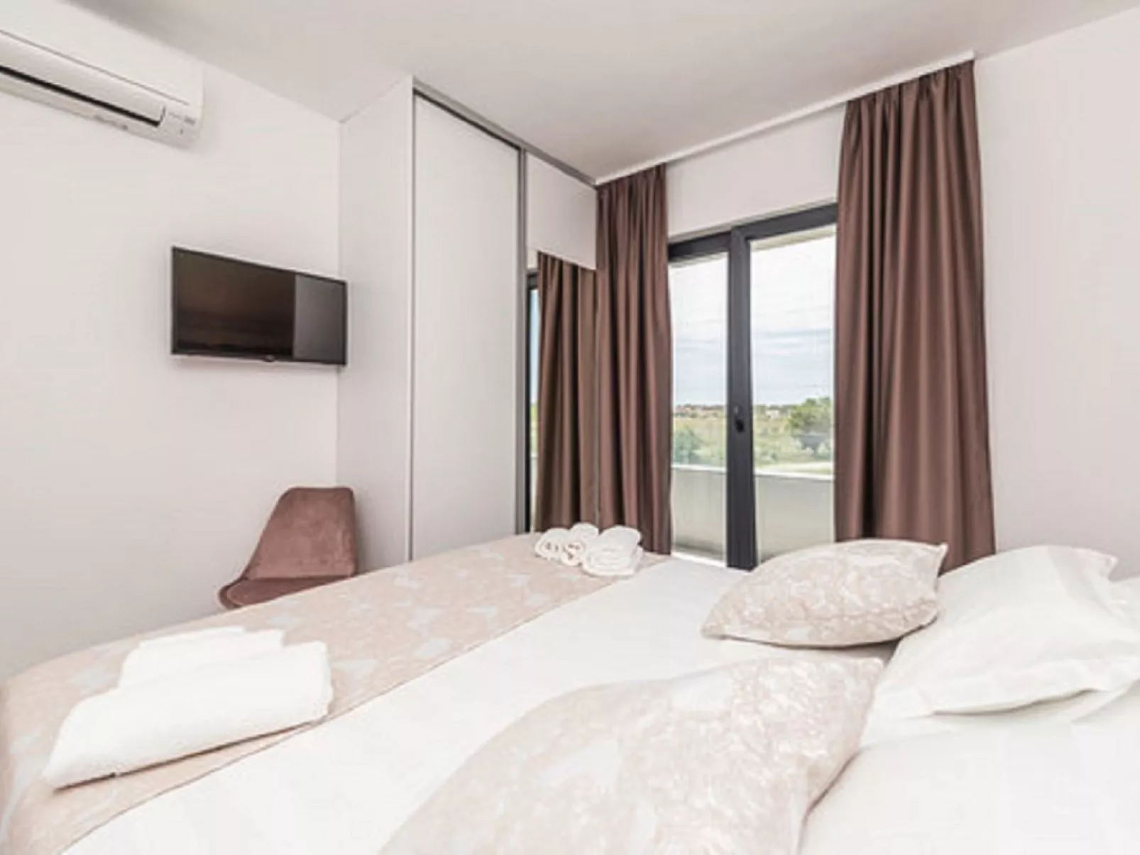 Villa Angelo mit Sauna, Fitnessraum und Pool-Image-tags.info