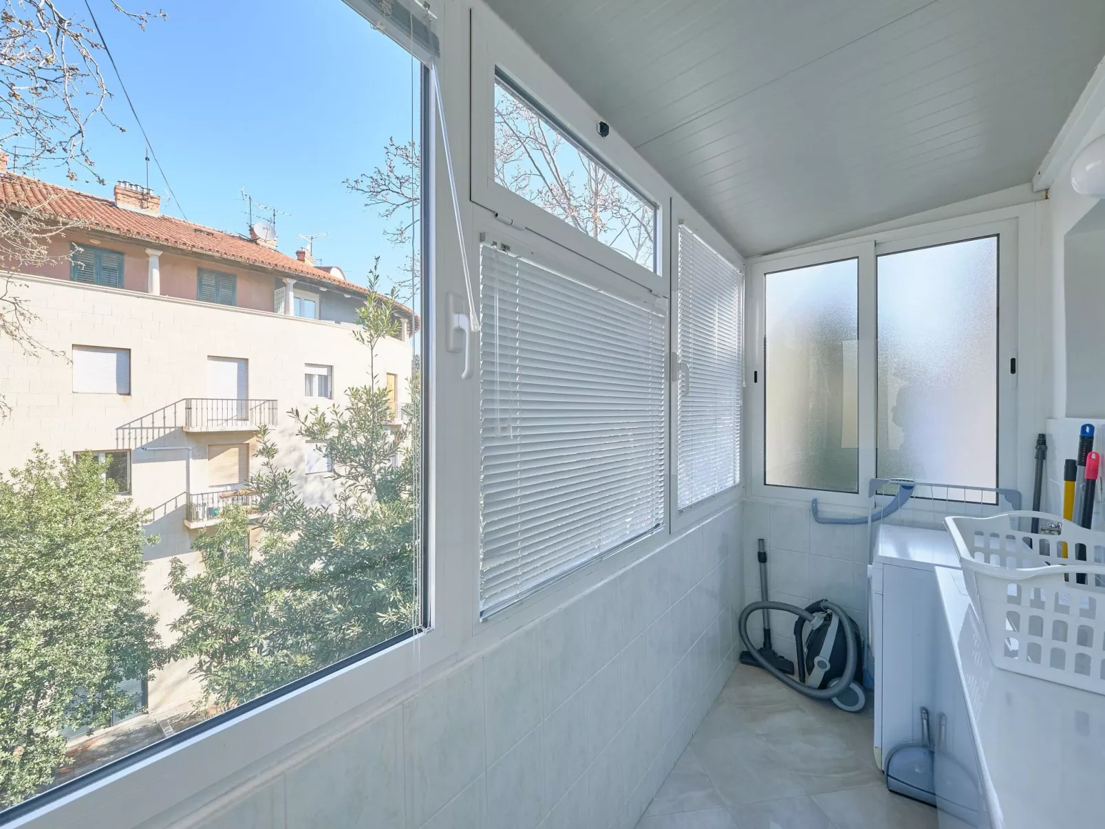 Andrea mit Stadtblick-Outside