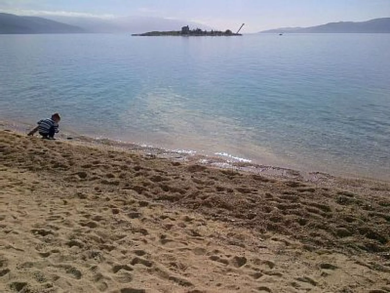 "Ana" mit Blick auf das Wasser-Draußen