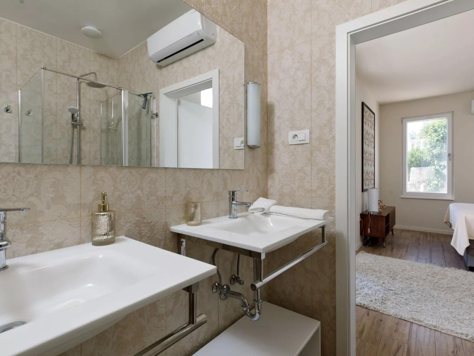 "Villa Anadea" mit Whirlpool-Drinnen