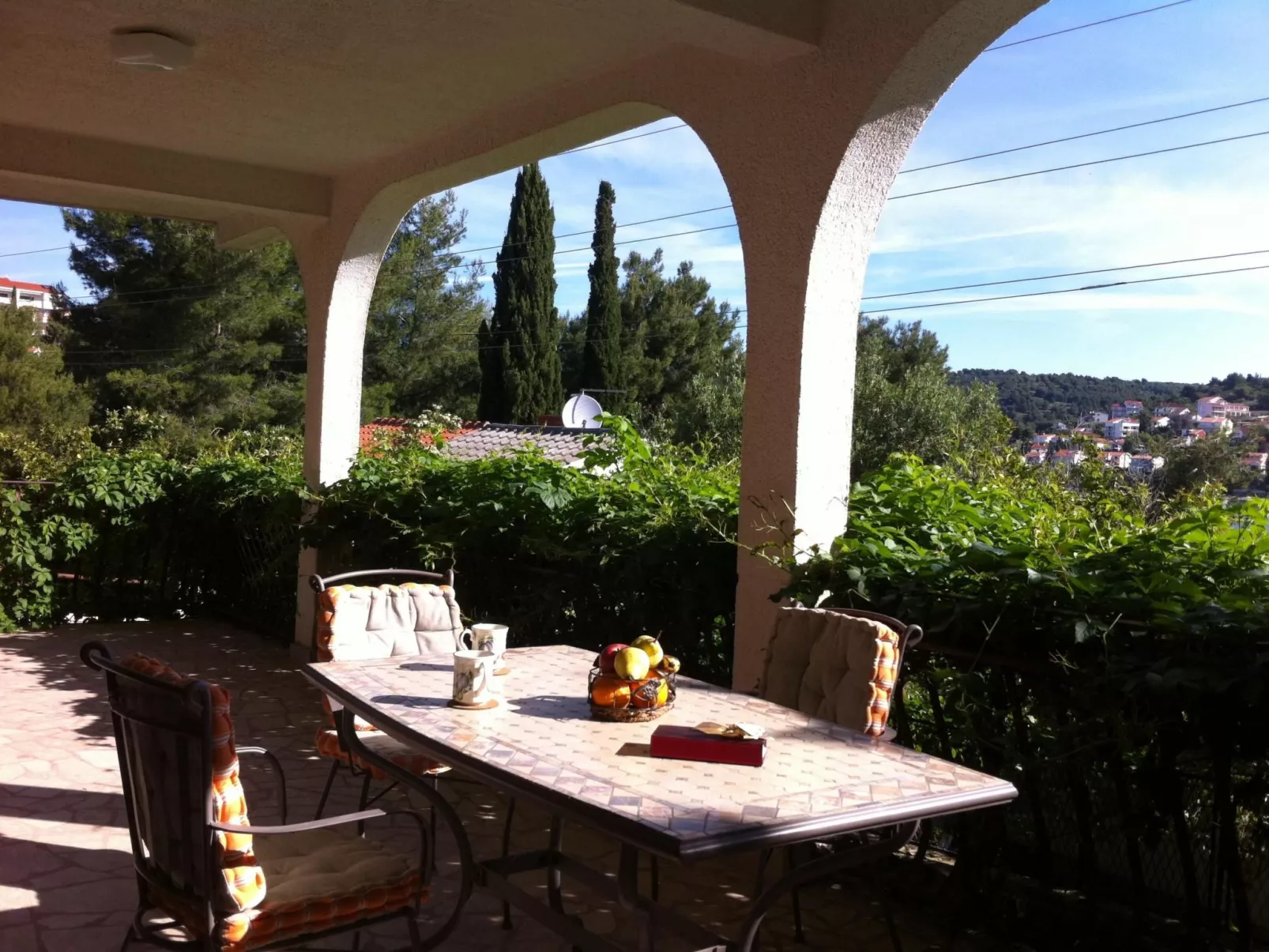 "Mladen" mit Blick auf das Wasser-Outside