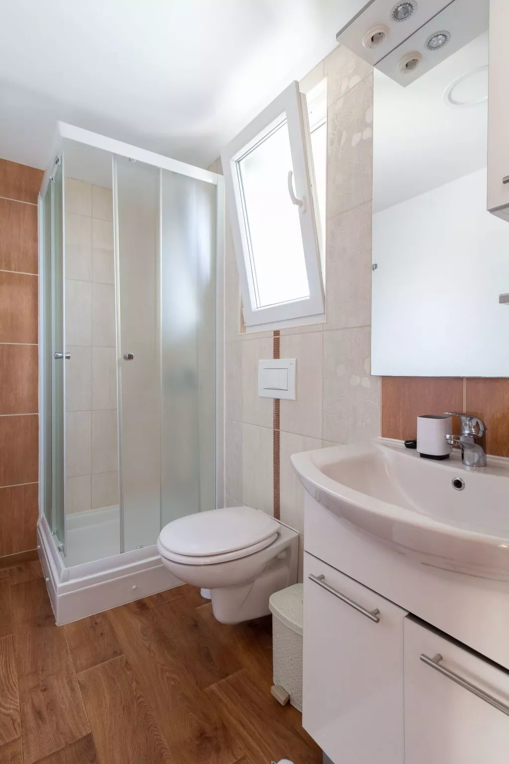 Mobilheim mit Privatparkplatz-Drinnen