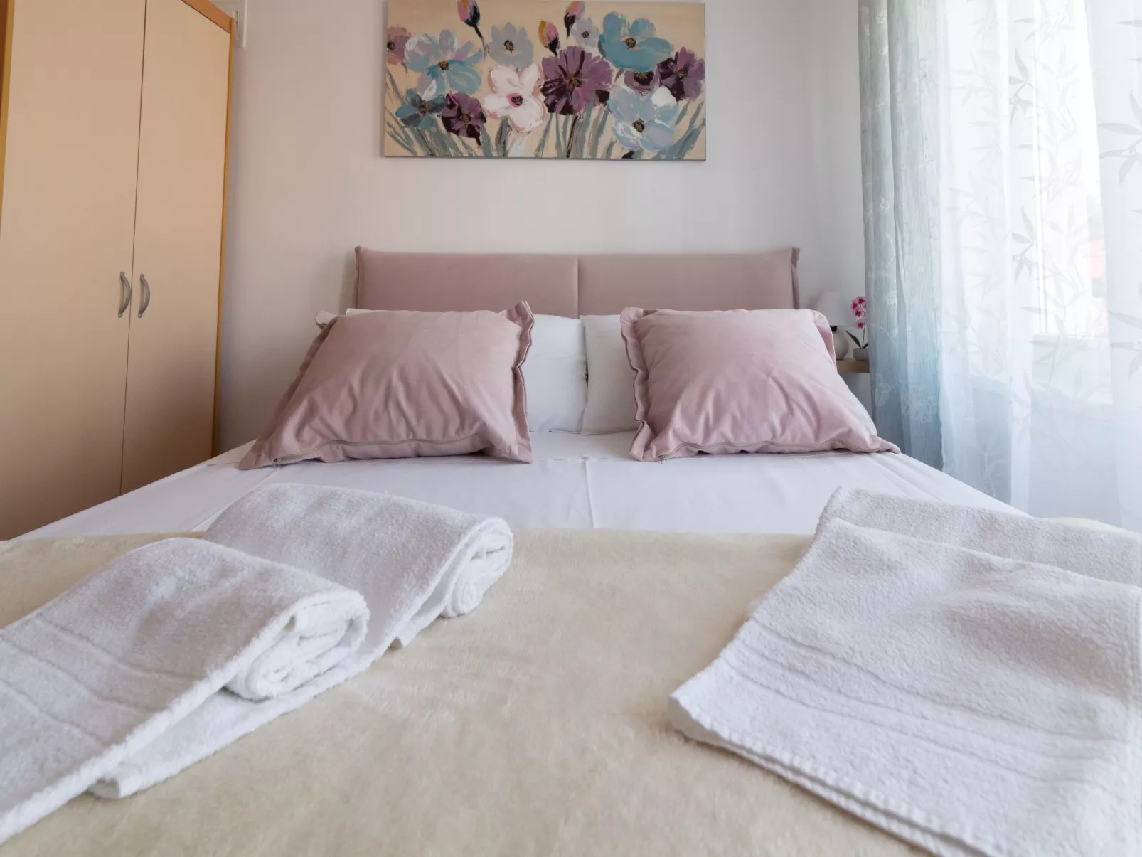 Mit Blick auf das Wasser-Drinnen