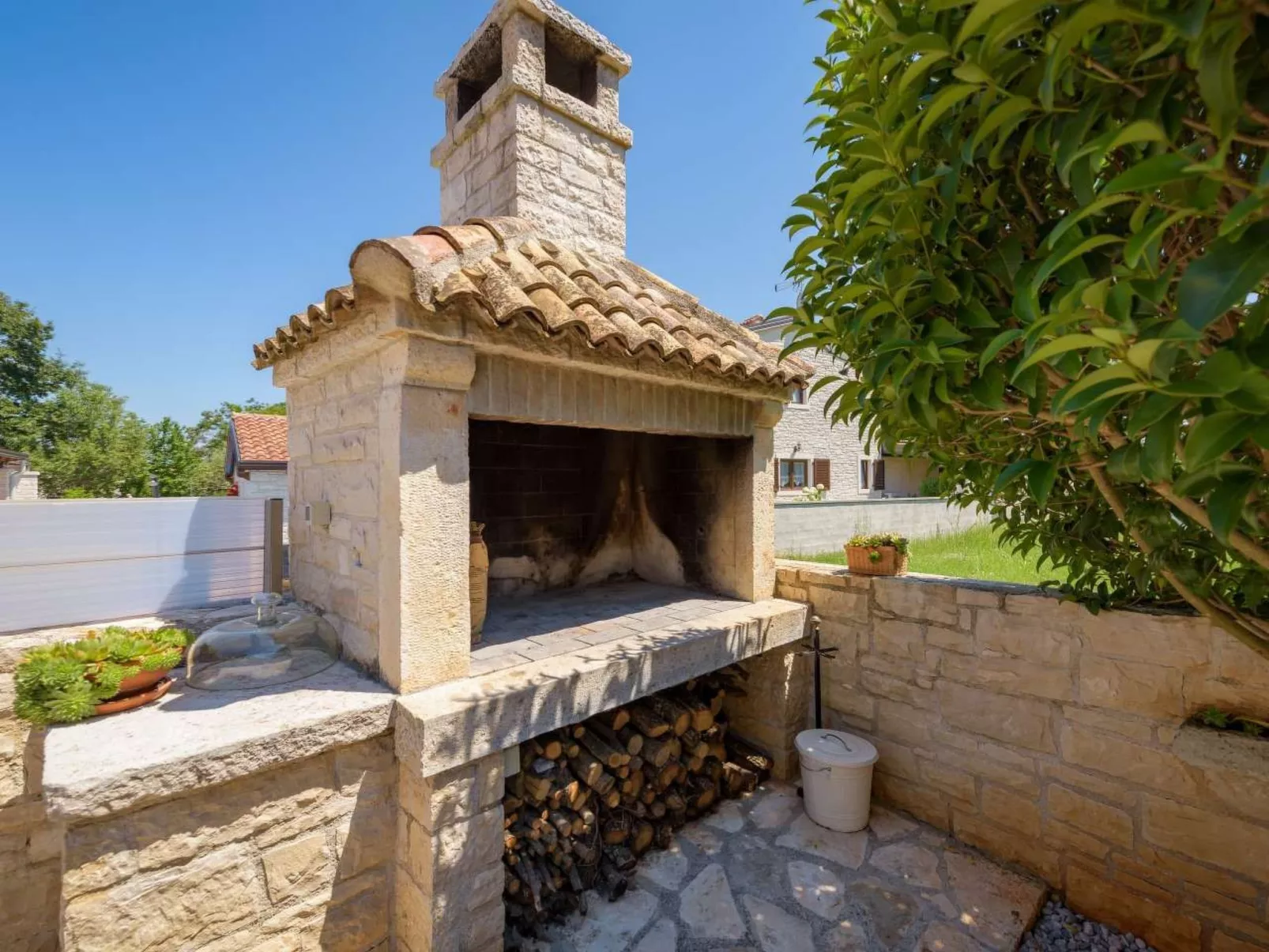 Villa Crystal-Draußen