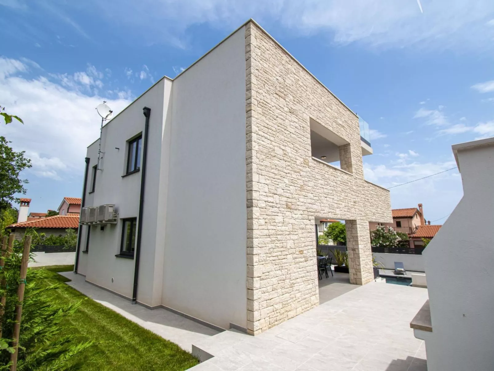 Schöne Villa im Dorf Ližnjan-Draußen