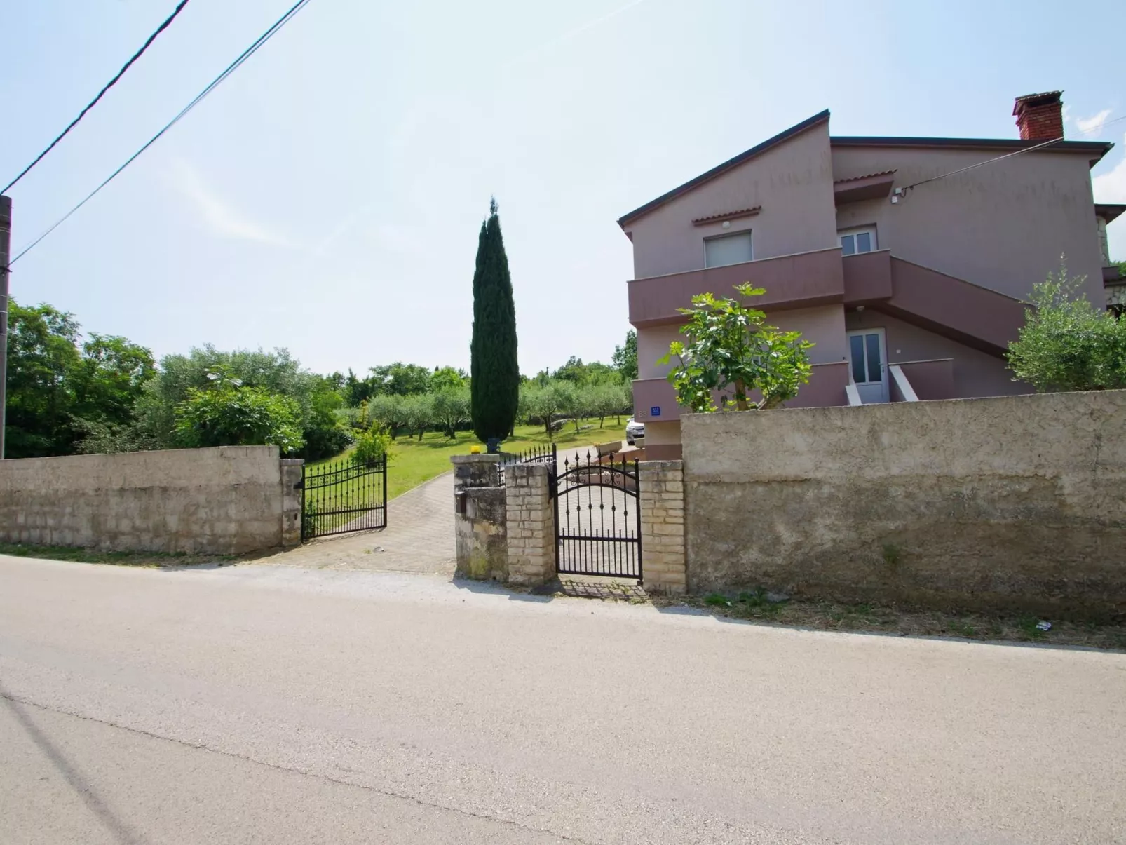 In Rakalj mit privatem Parkplatz-Draußen