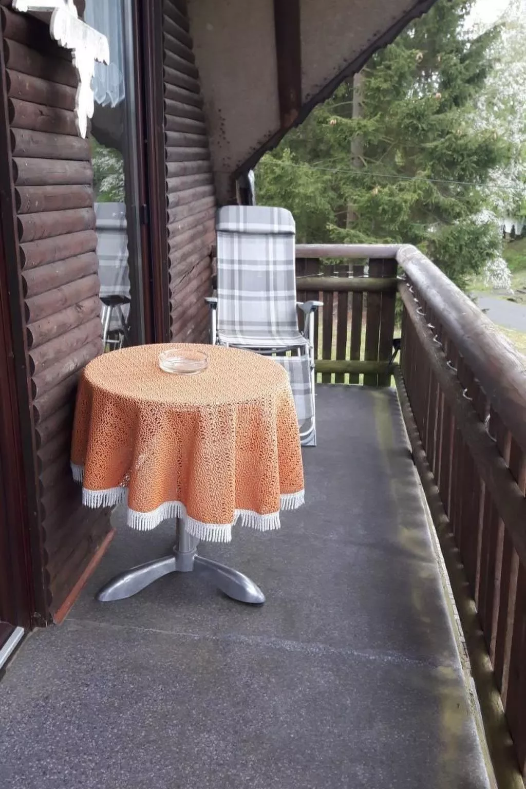 Haus Rotkäppchen-Draußen