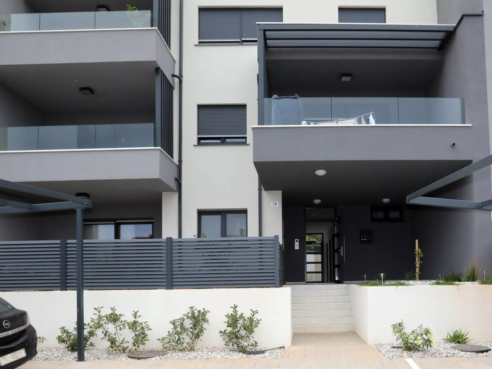 Luxus-Appartement mit Jacuzzi, Parkplatz und Garten-Outside