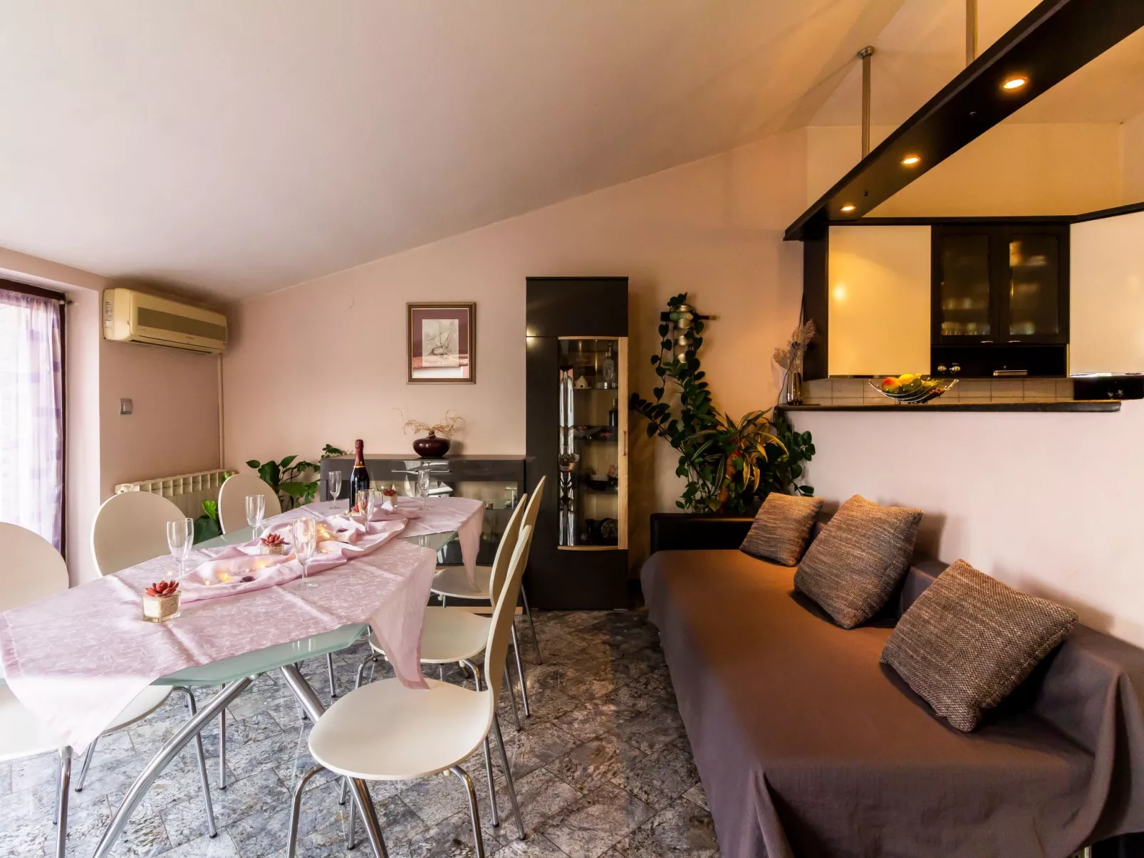 Ferienappartement Edi mit zwei Balkonen-Drinnen