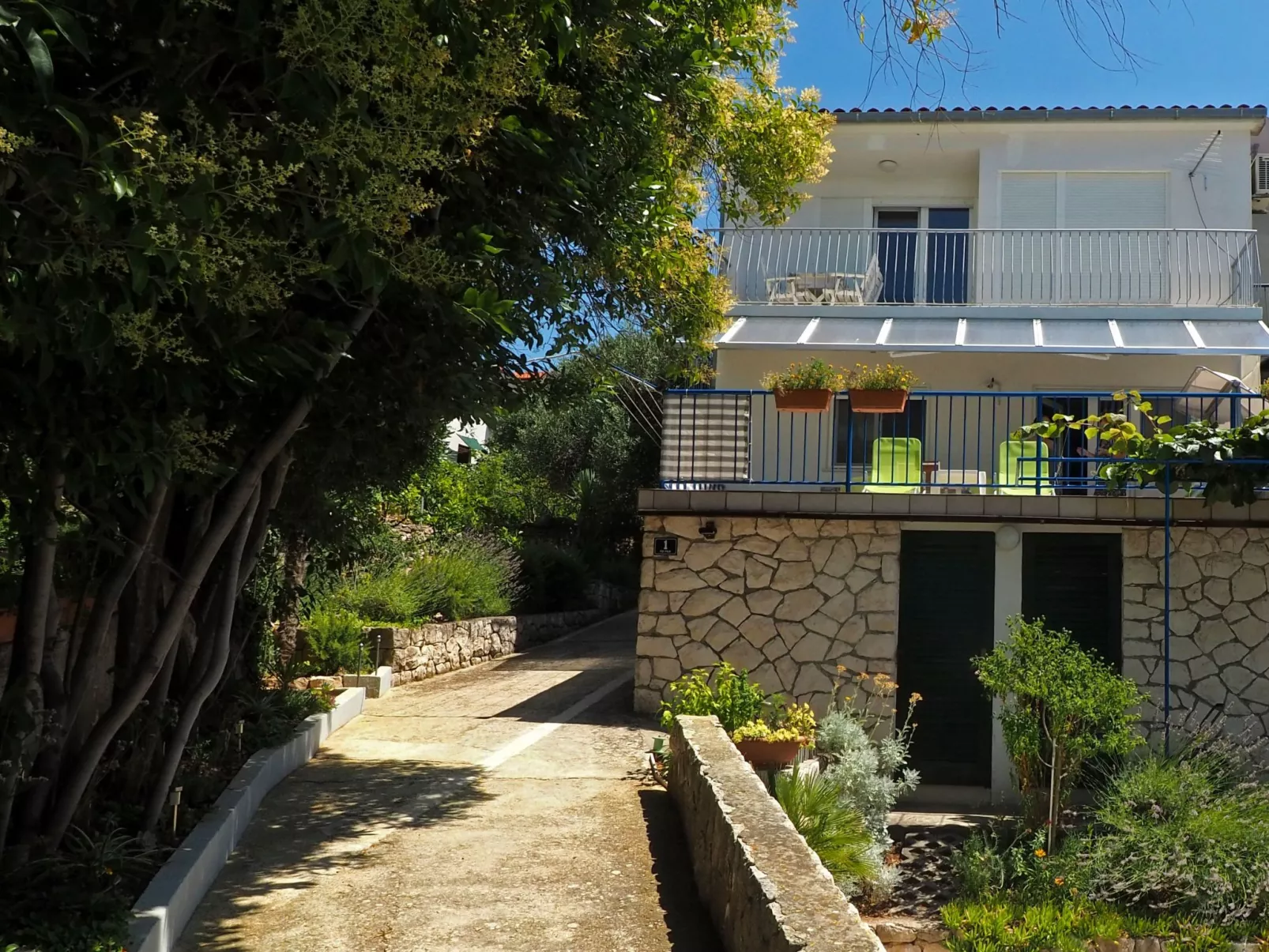 Strandnahe Ferienwohnung mit großer Terrasse-Image-tags.info