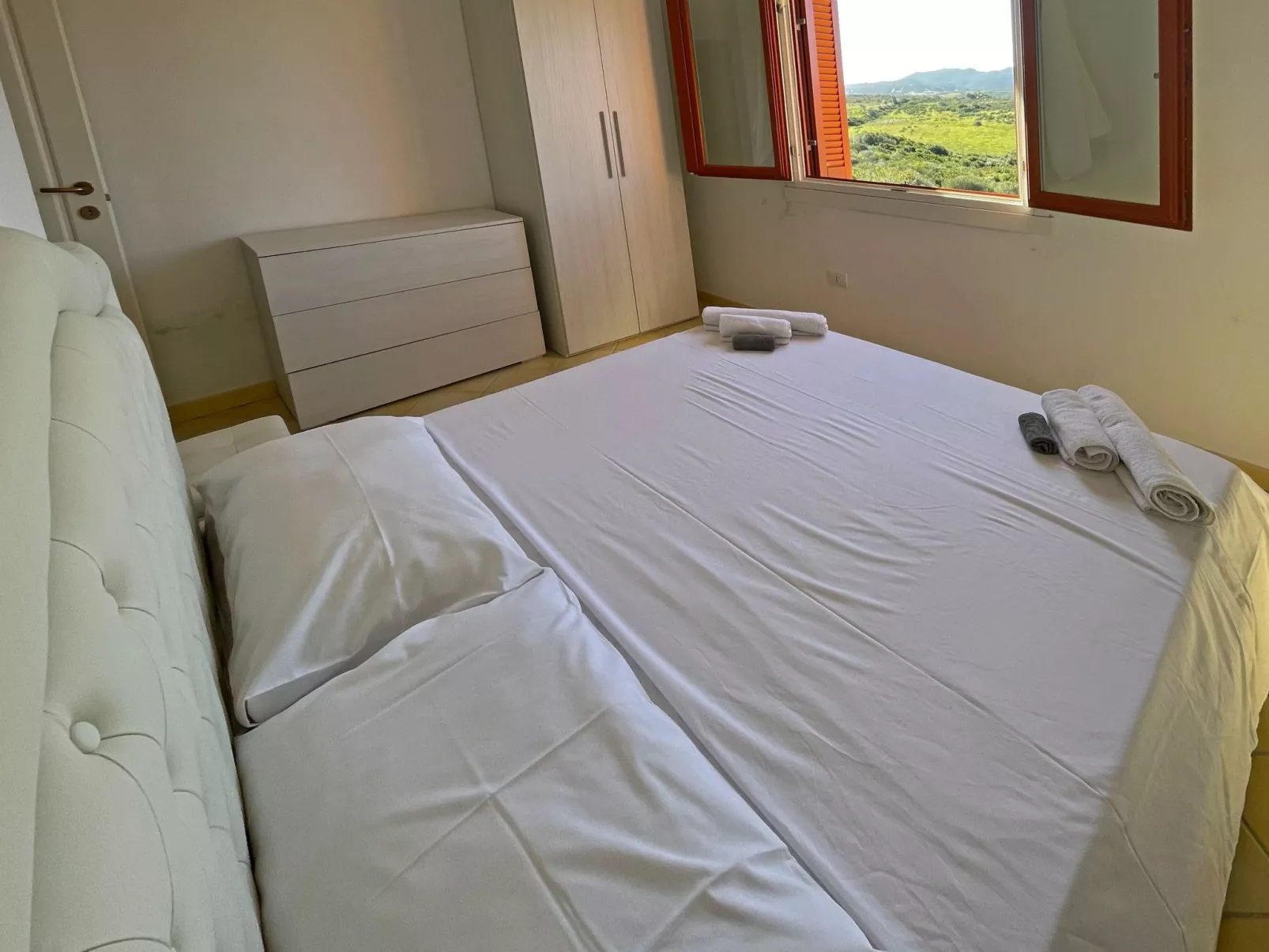 Schöne Wohnung mit Blick auf den Pool-Drinnen