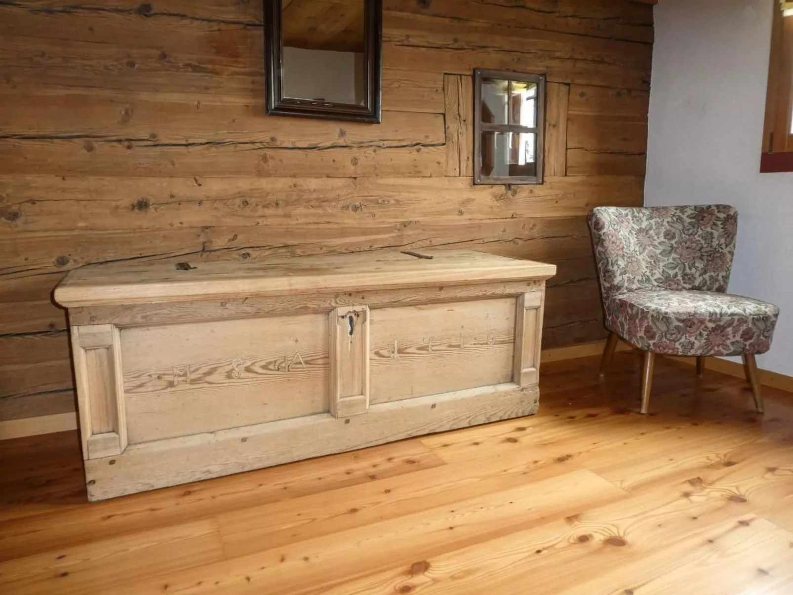 Alphütte Murmolta auf der Sonnenterrasse im Wallis-Drinnen