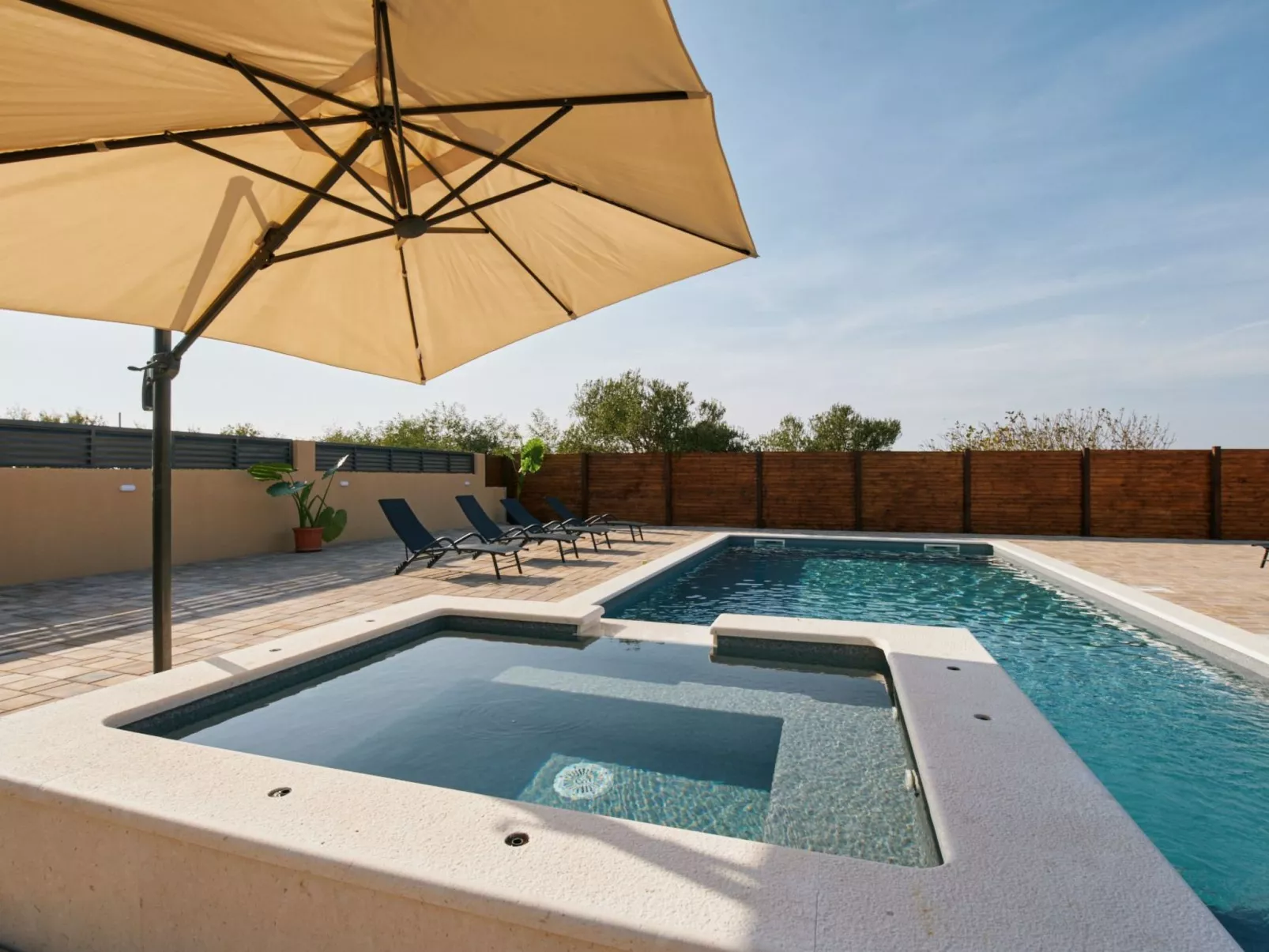 Wunderschöne Villa mit privatem Fitnessstudio und Pool - TA Leut-Draußen