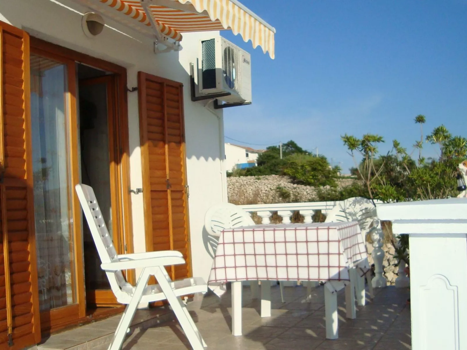 Mit Blick auf das Wasser-Dehors