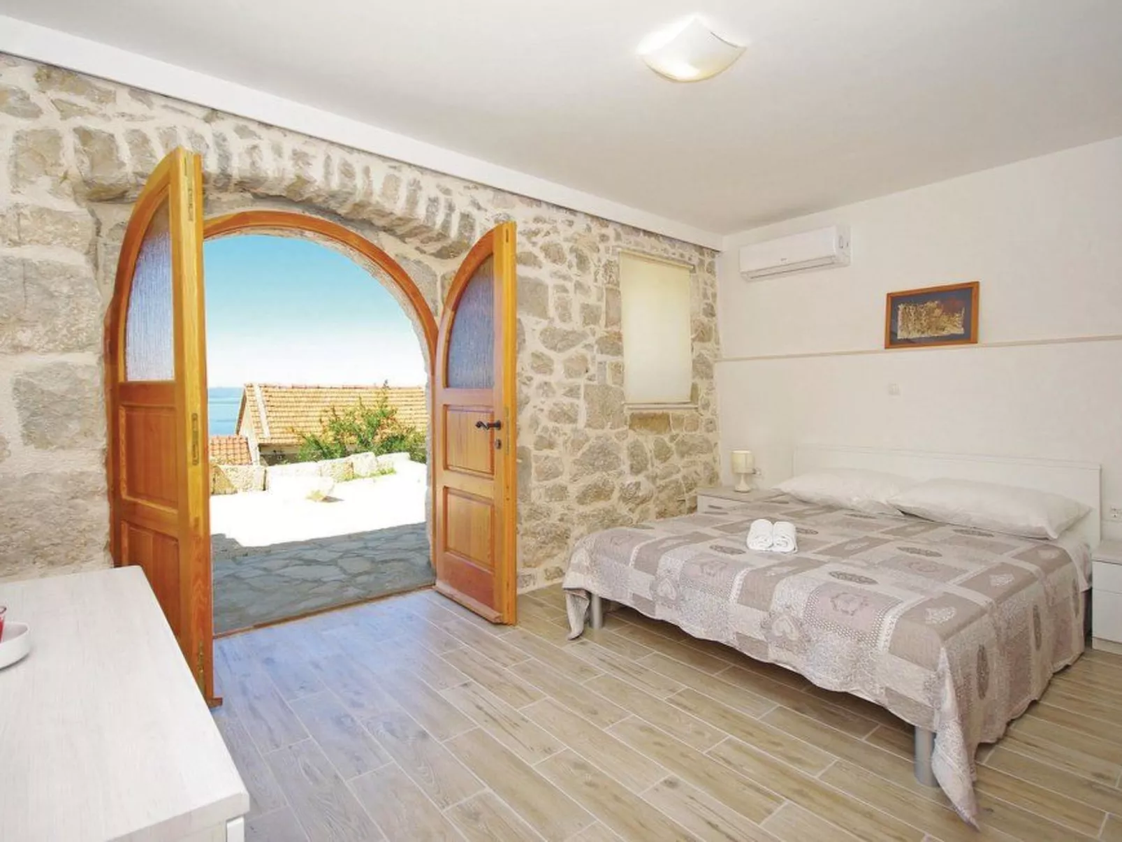 Mit Blick auf das Wasser-Inside