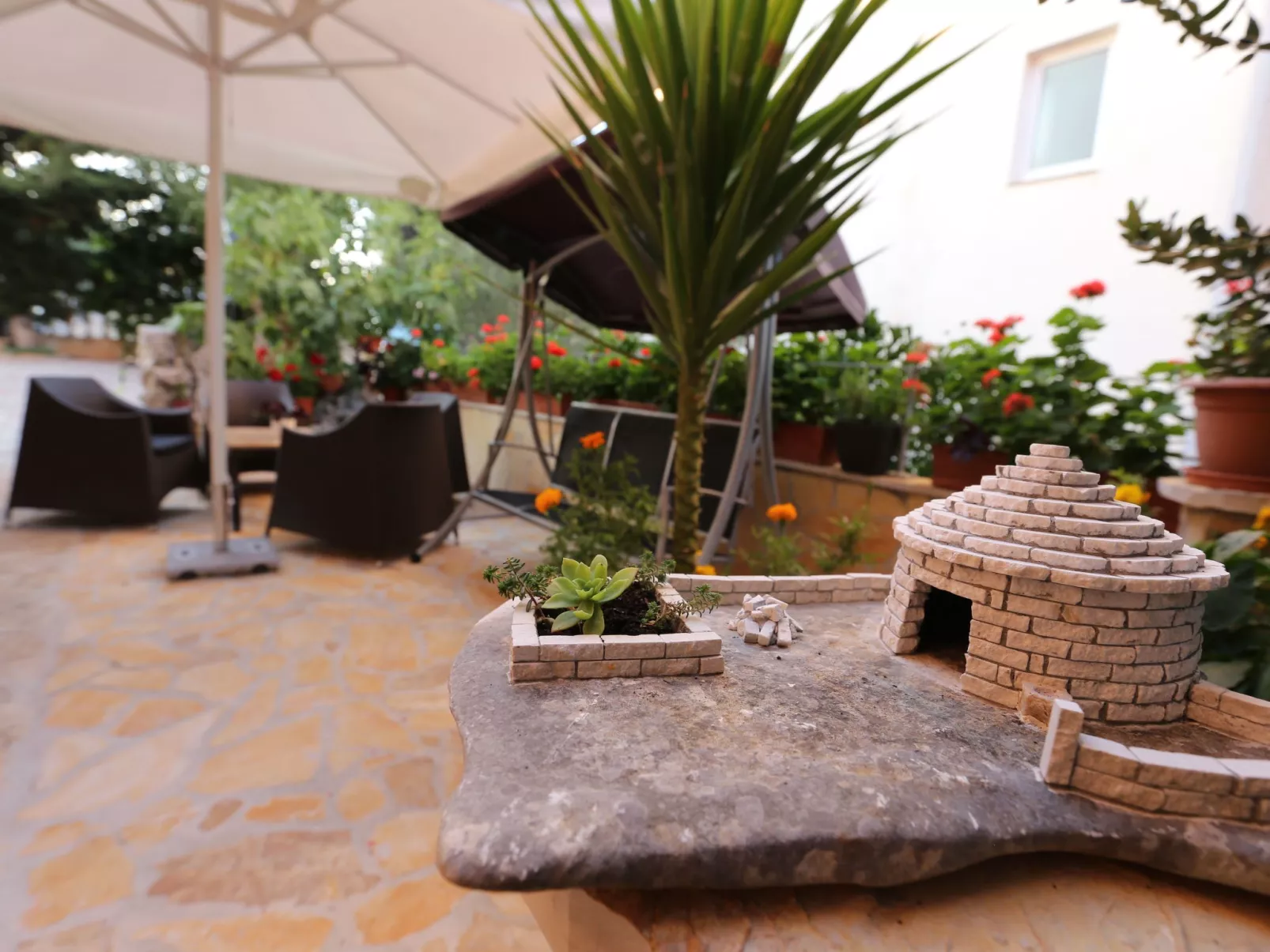 Mit Terrasse und Grill-Outside