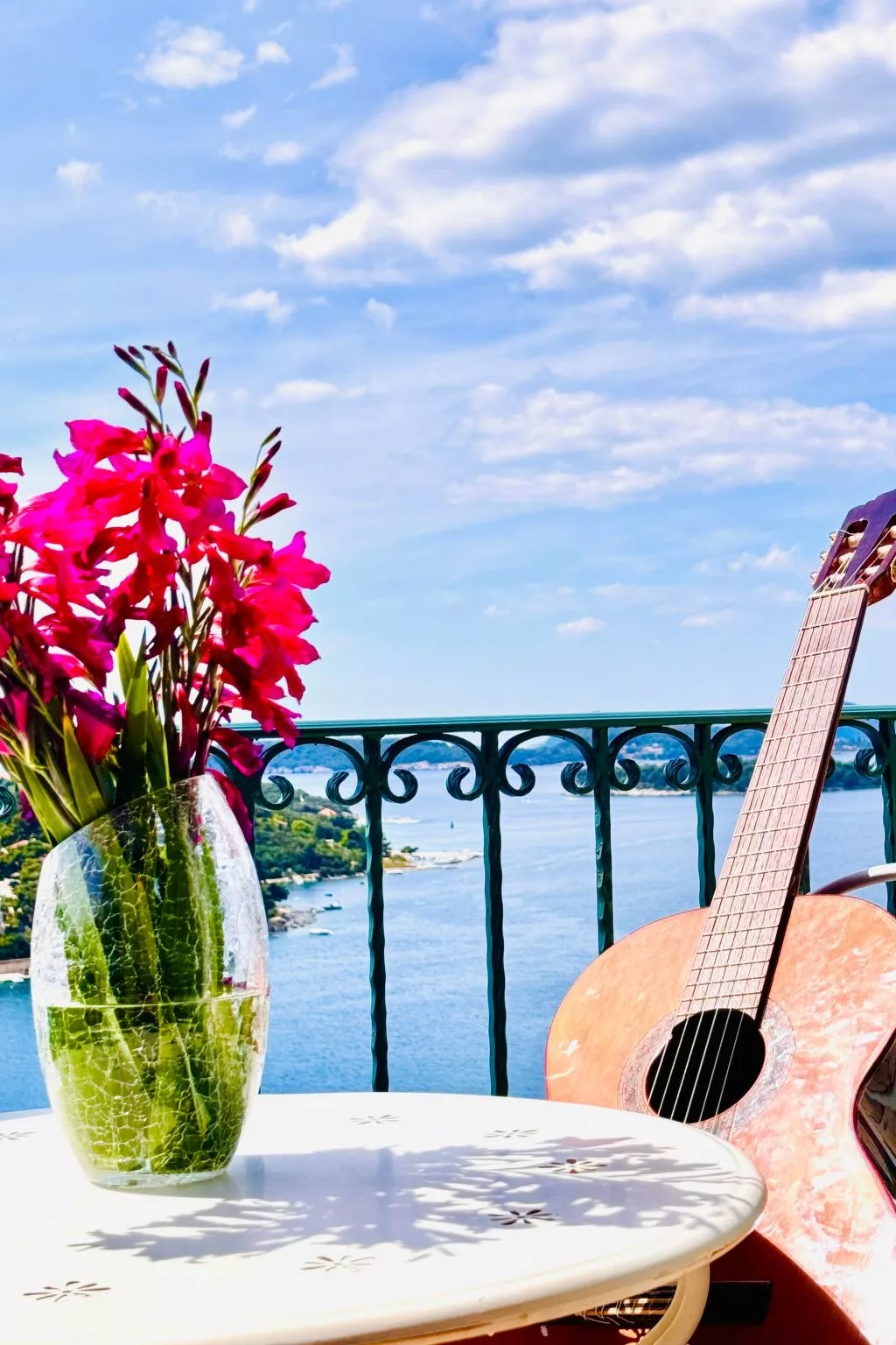 Villa mit Blick auf das Wasser-Image-tags.info