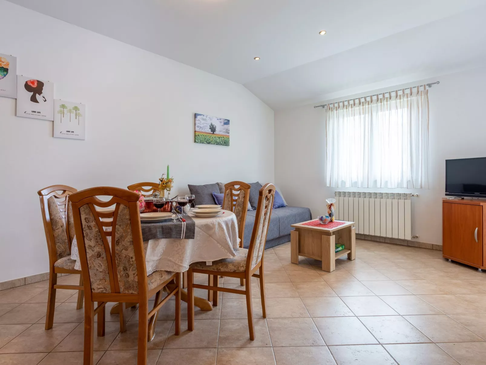 "Villa Mirela" mit Terrasse-Drinnen