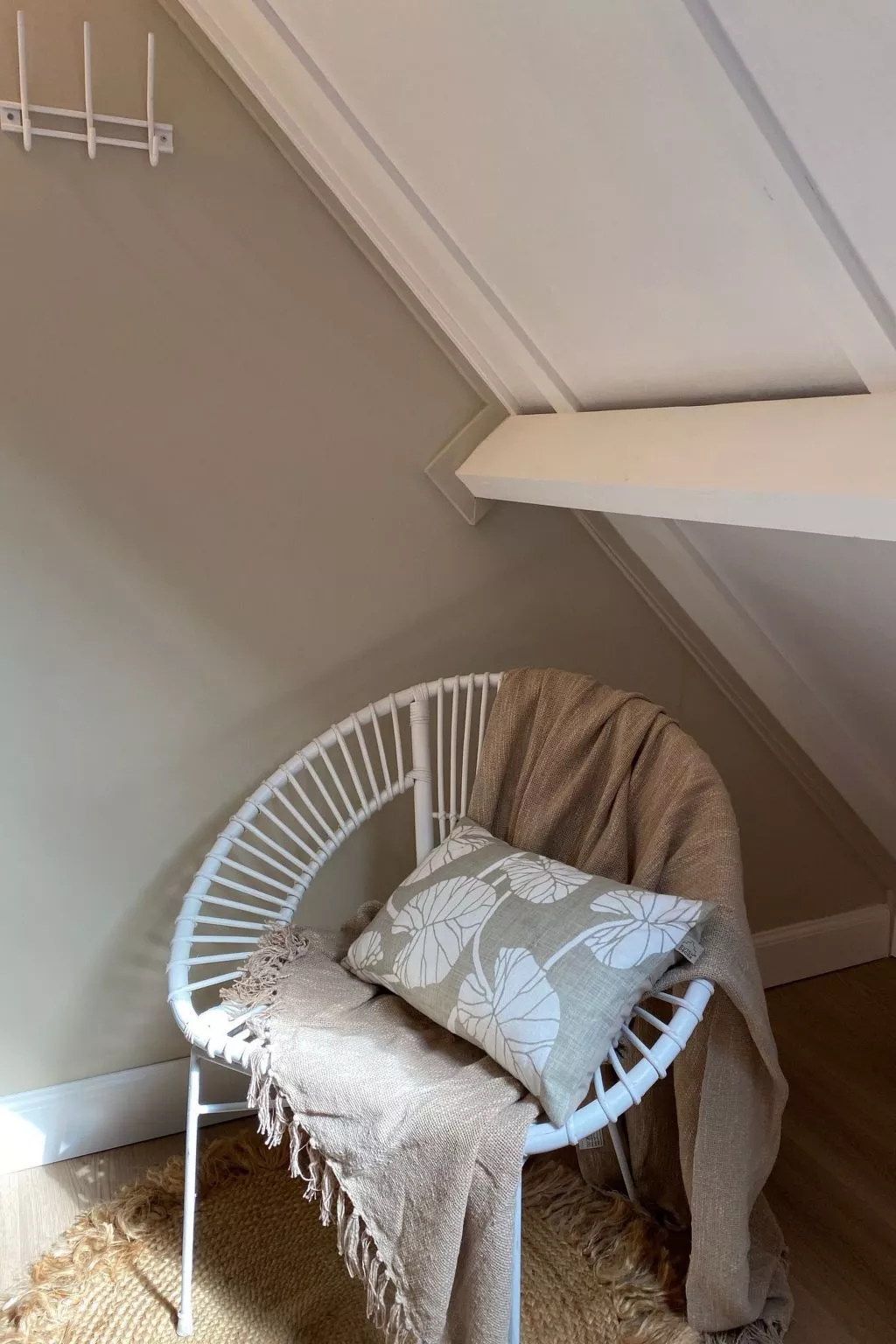 Zonnewind in der Nähe von Dünen und Wald-Dedans