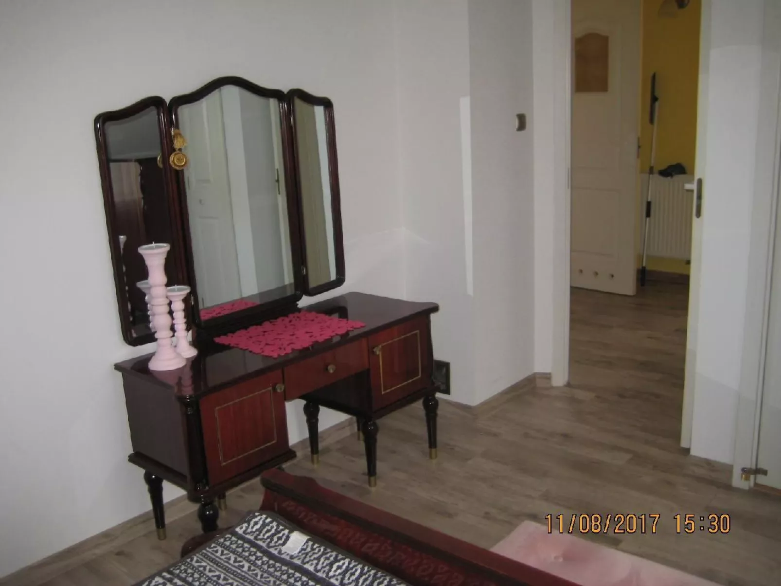 Mit Garten, Grill und Terrasse-Drinnen