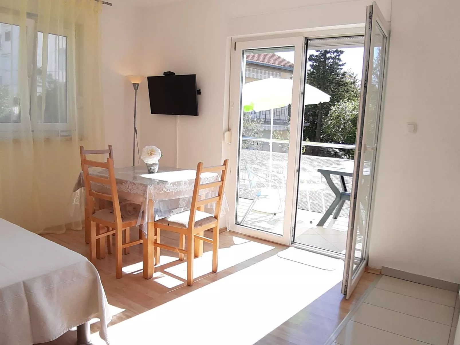 Mit Balkon für drei Personen-Inside