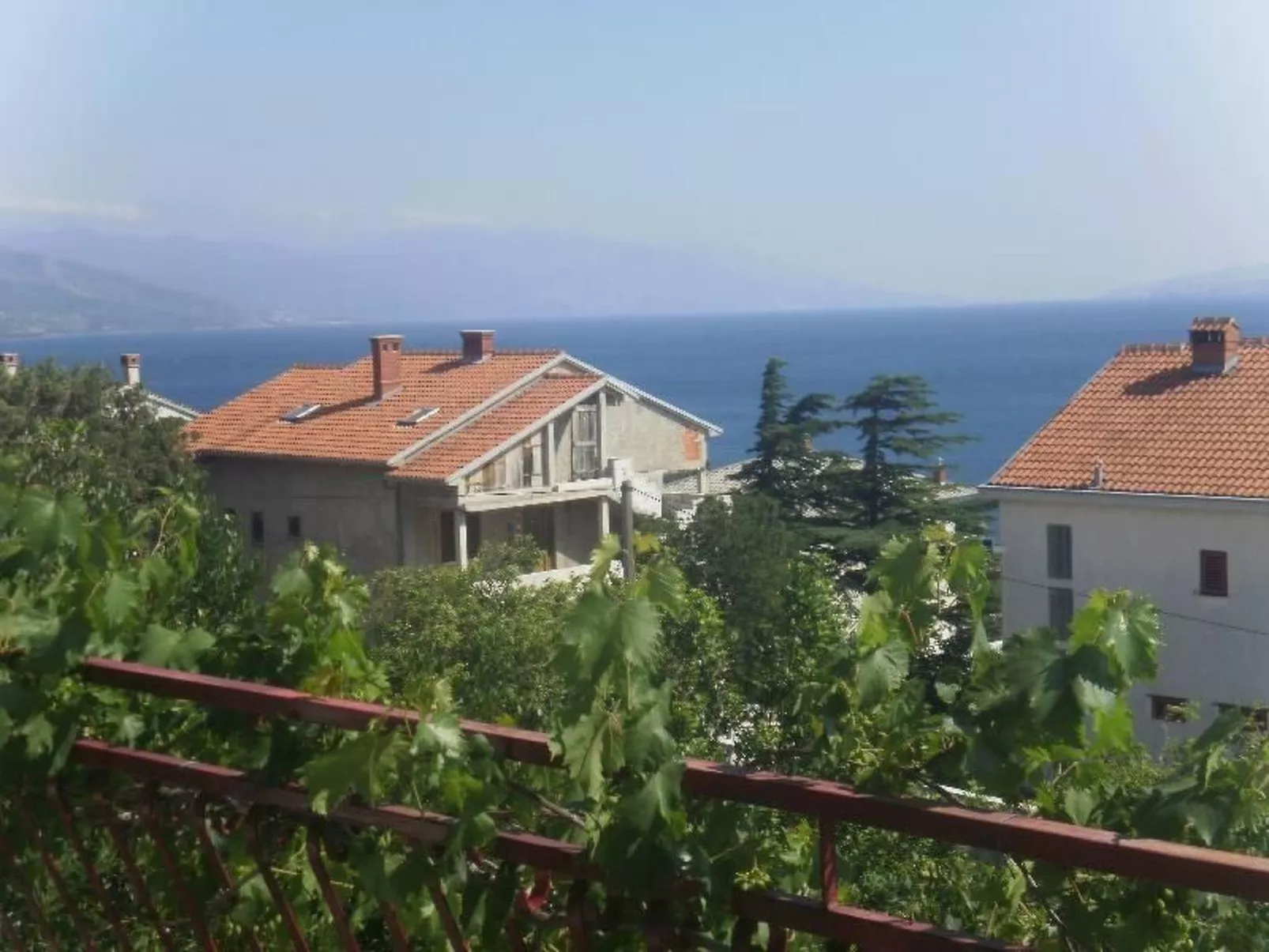 "Manda 2" mit Blick auf das Wasser-Outside