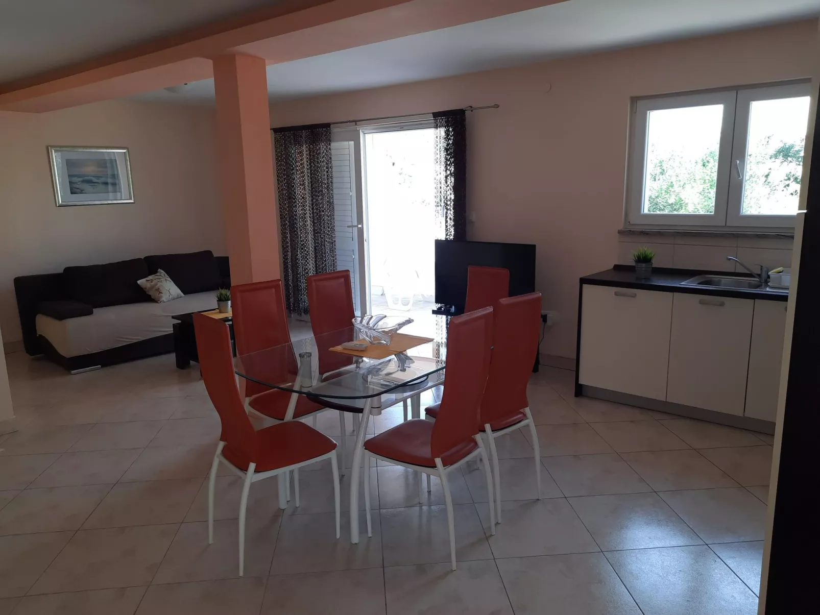 Mit Blick auf das Wasser-Dedans