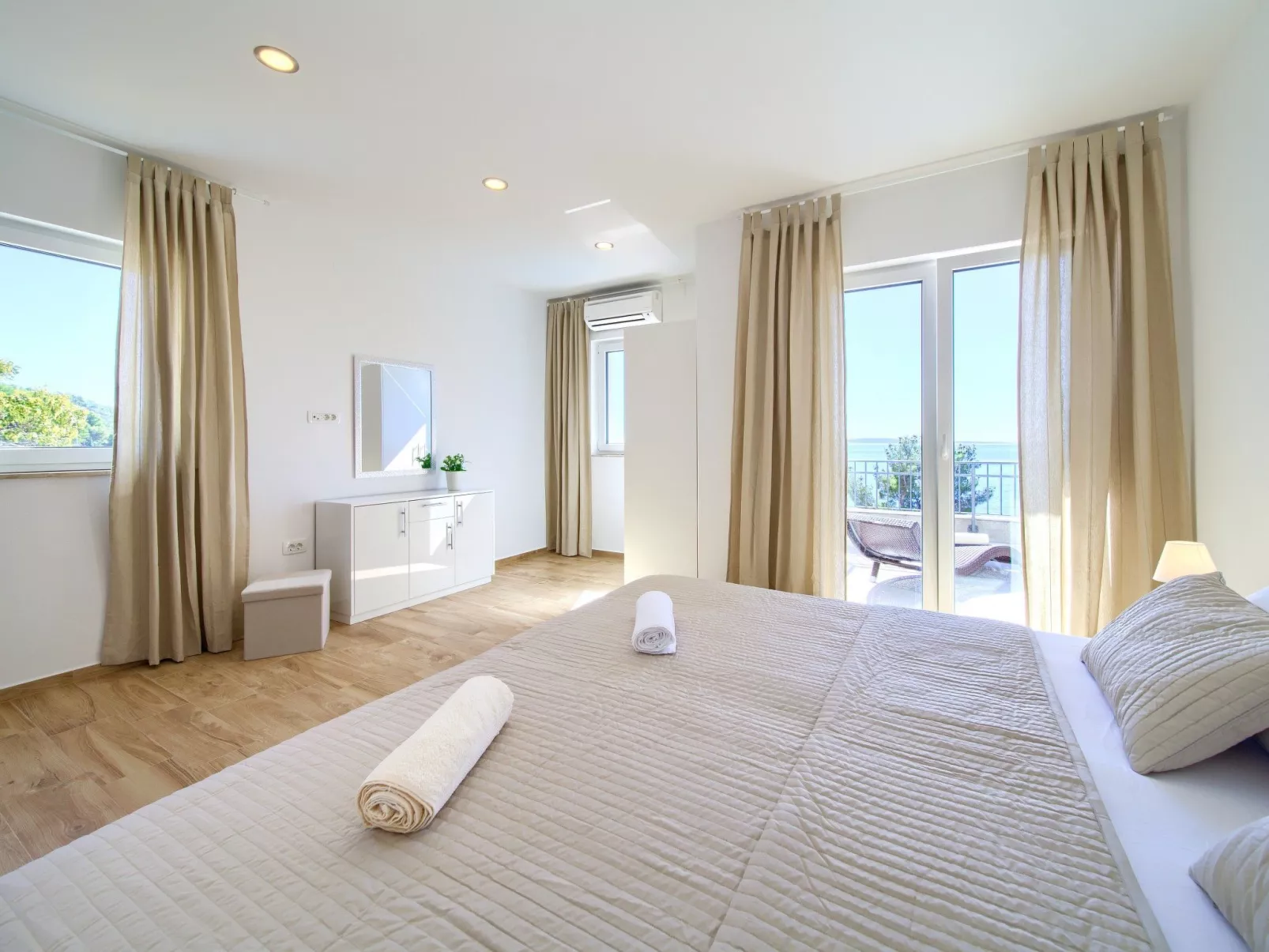 Geräumige, luxuriöse 5*-Ferienvilla mit Meerblick, eigenem Pool und großer Terr-Dedans