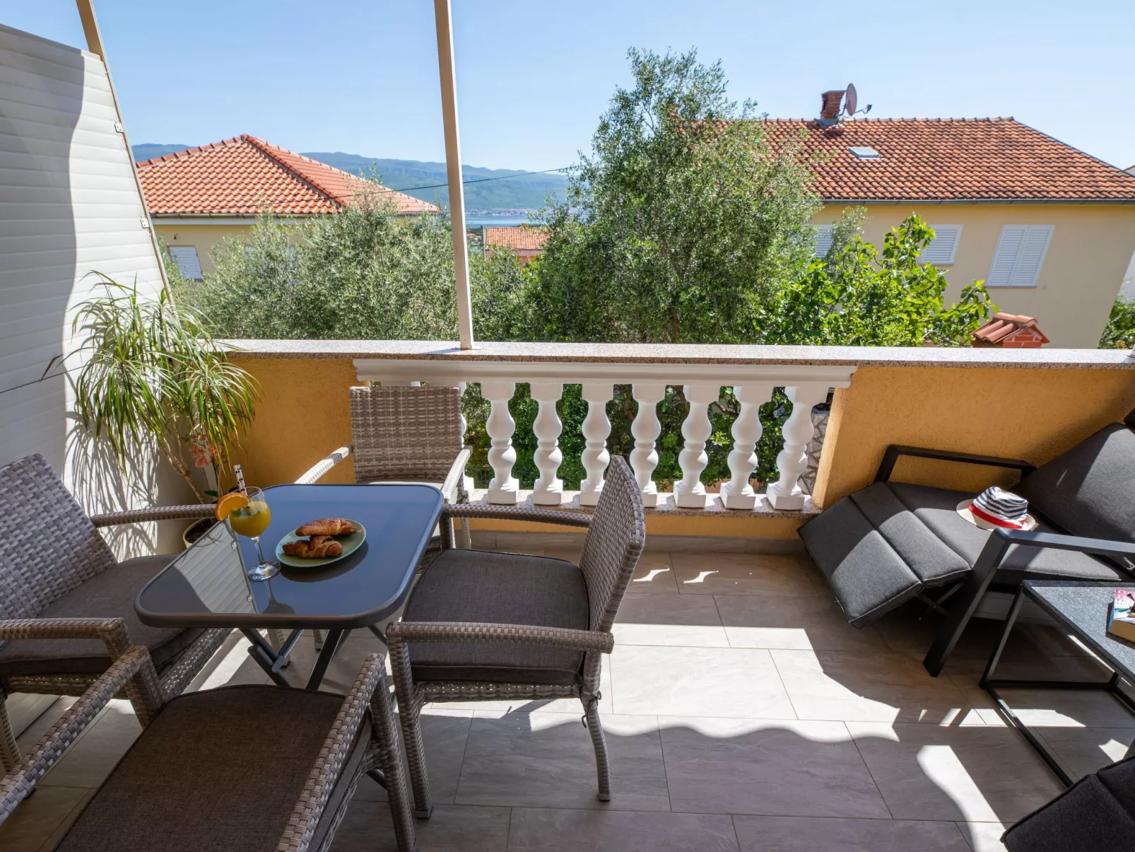 Ruhige Ferienwohnung Tina 8-Drinnen