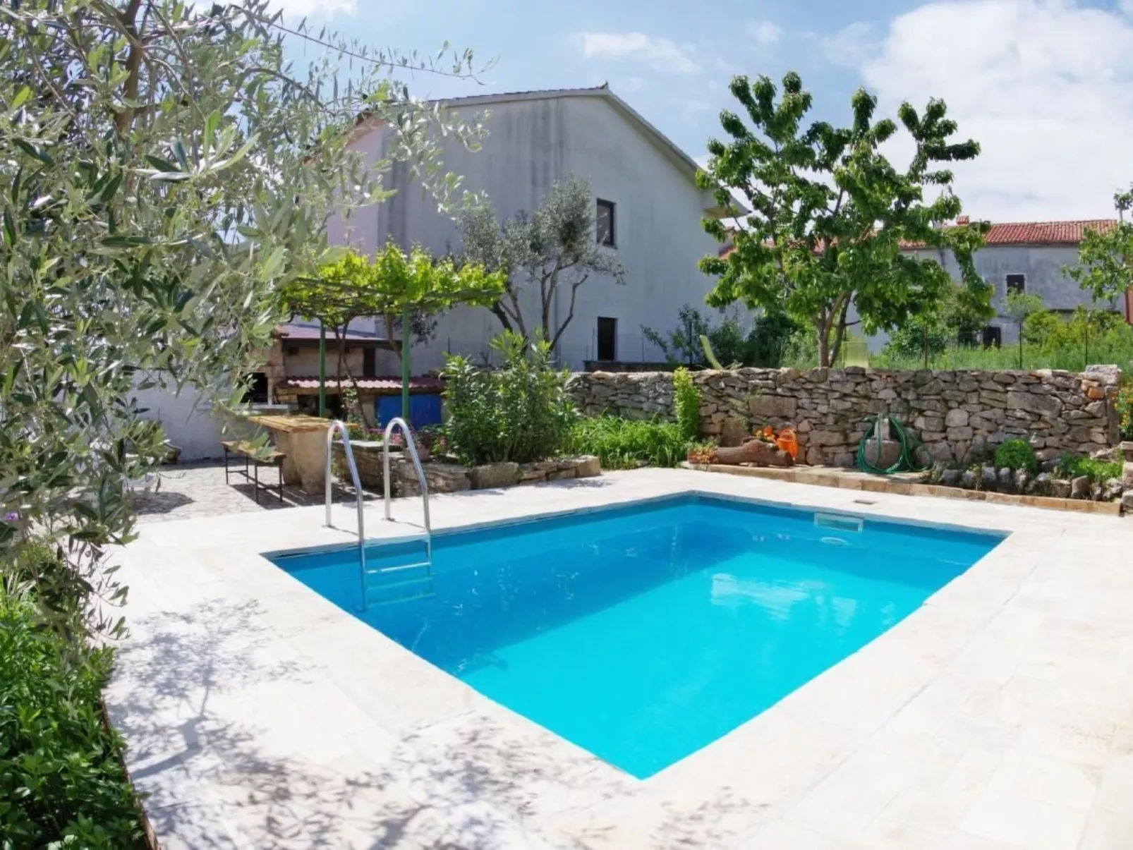 Mit privatem Schwimmbad-Dehors