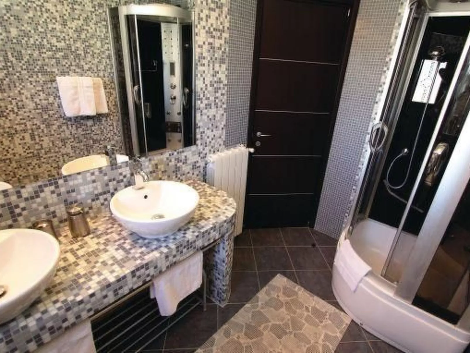 Luxuriöse Villa mit riesigem Olivenbaum-Garten, Sonnenterrasse, großem Pool und-Drinnen