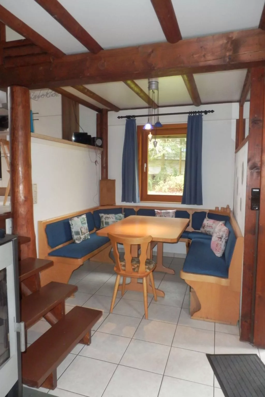 Mit Grill, Terrasse und Garten-Drinnen