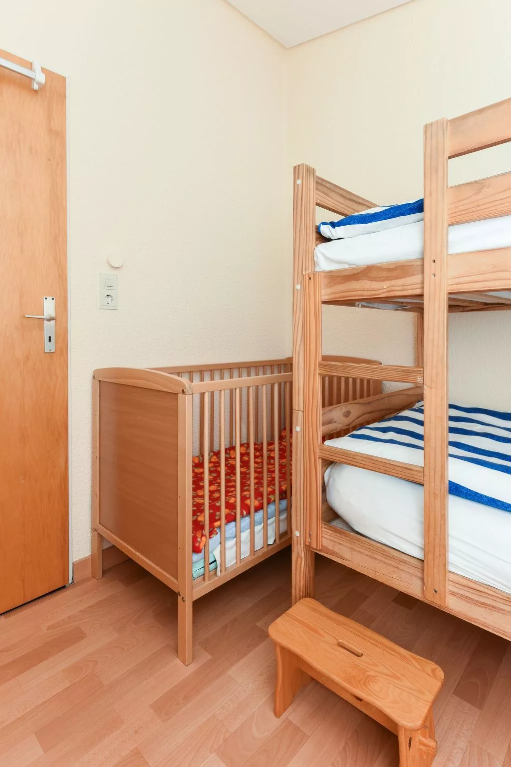 Strandnahes Ferienhaus mit Kinderspielplatz-Dedans