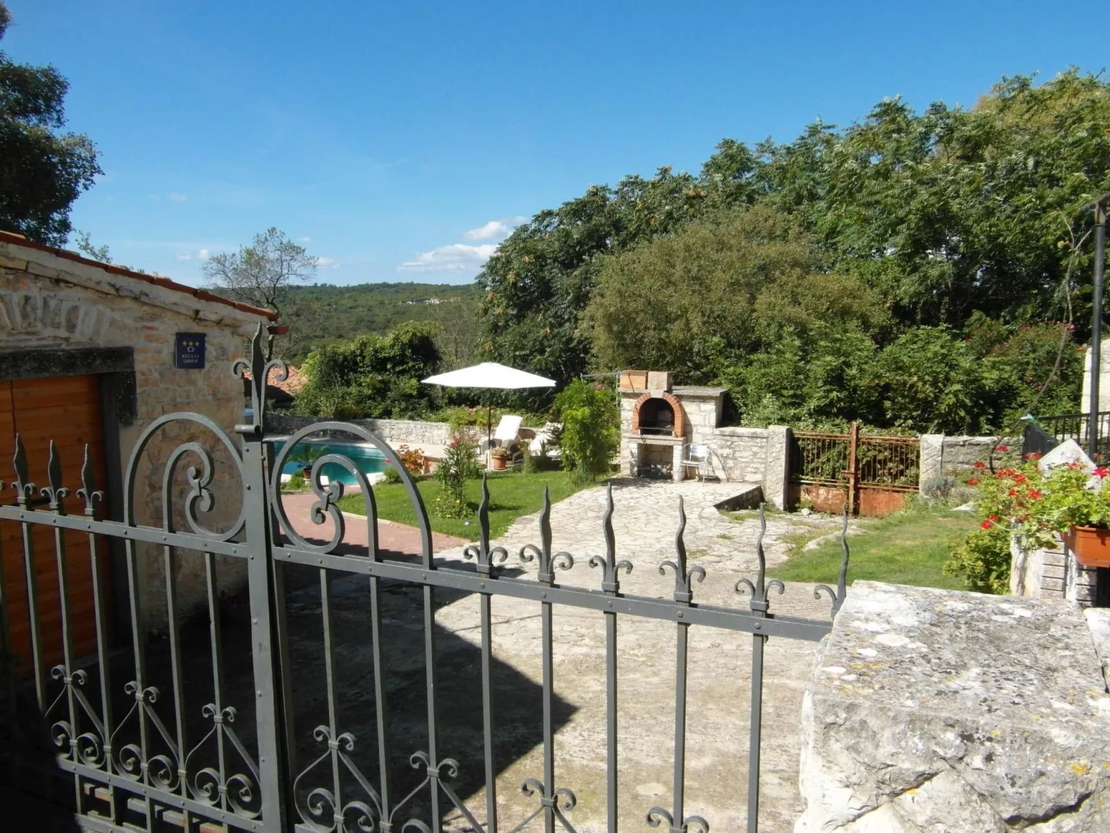 "Vickovi" mit Gemeinschaftspool-Outside