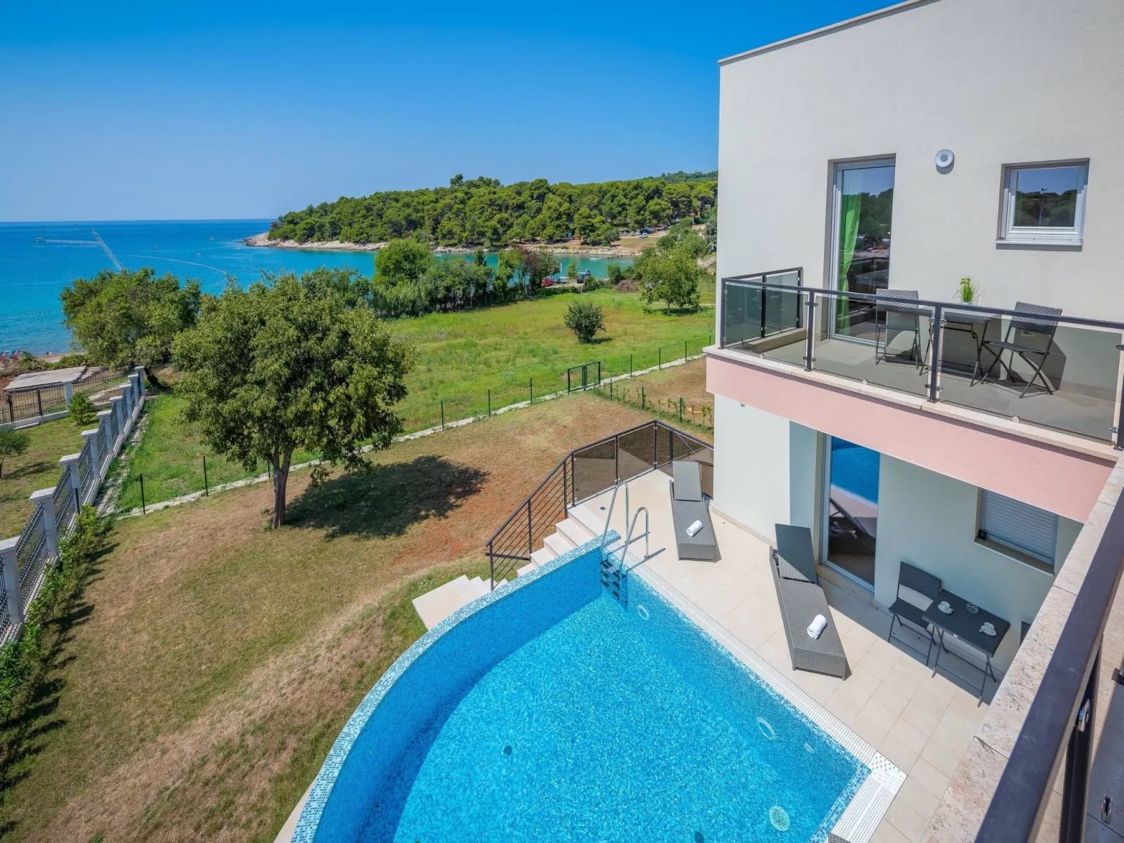 Cedar in Stoja mit großzügigem Garten-Outside