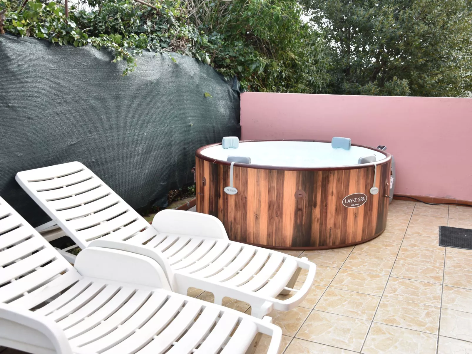 Ruhiges Ferienhaus mit Balkon und Garten-Outside