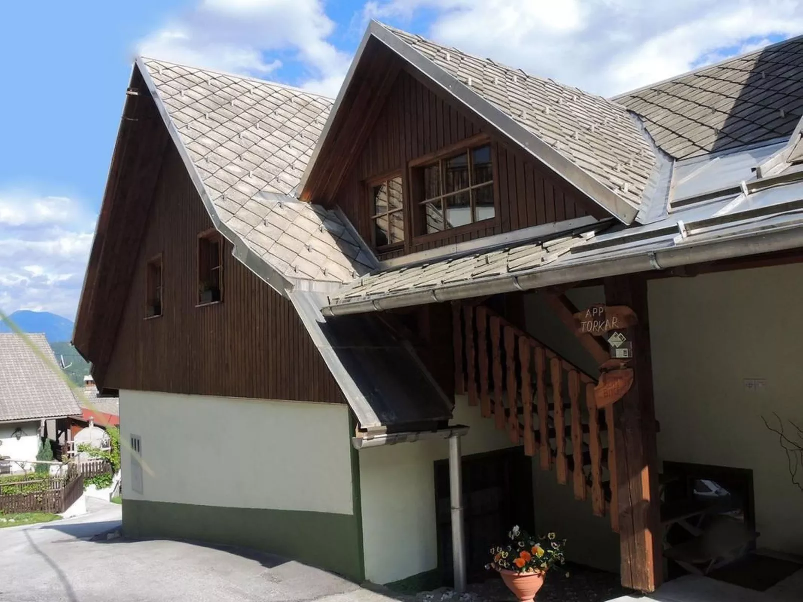 Für sechs Personen mit einem Balkon-Drinnen