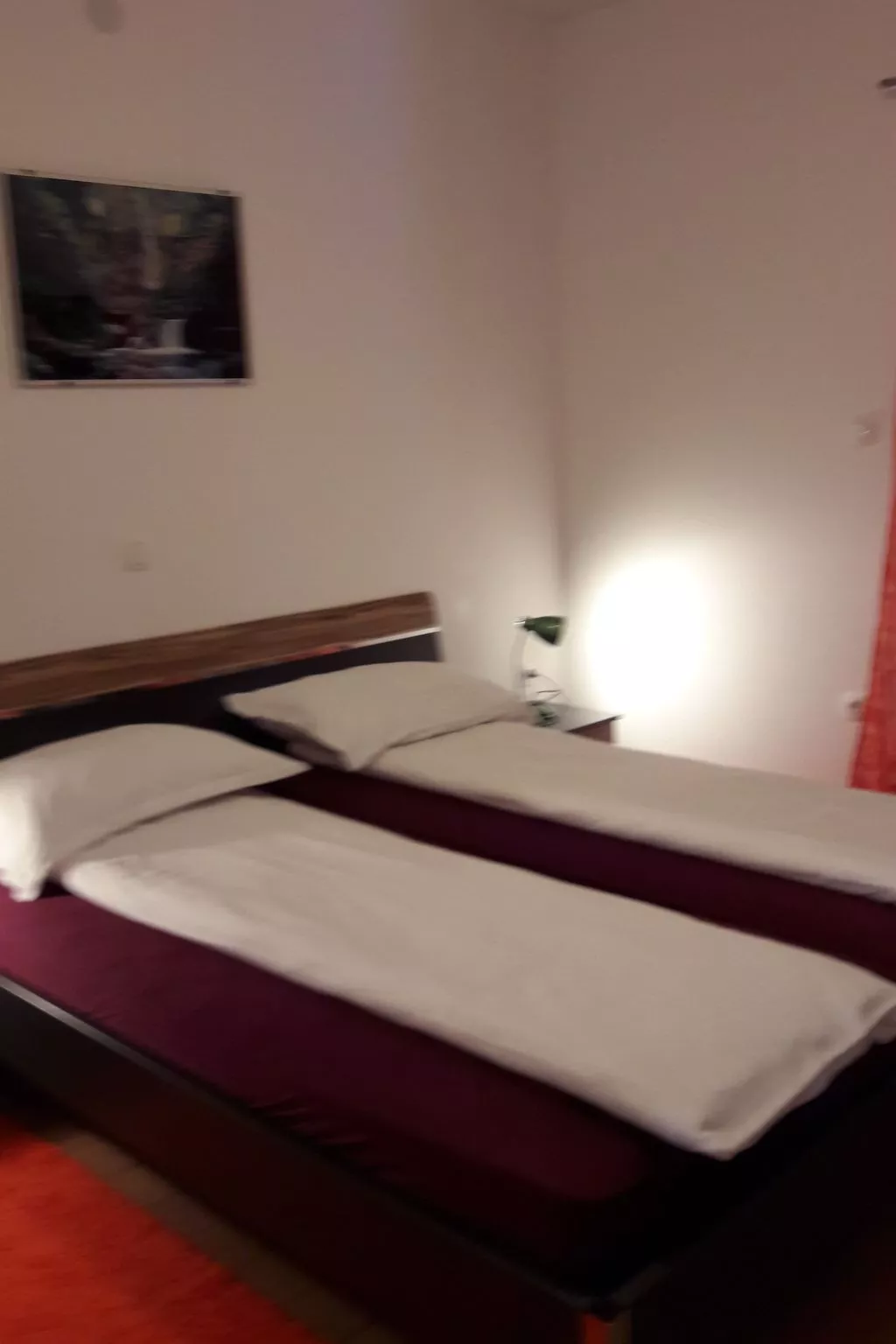 Wohnung Nr. 1 mit 2 Schlafzimmern und 2 Balkonen im 1. Obergeschoss-Dedans