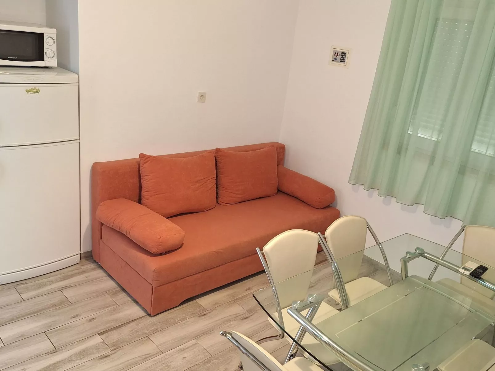 Für sechs Personen, mit einem Balkon-Drinnen