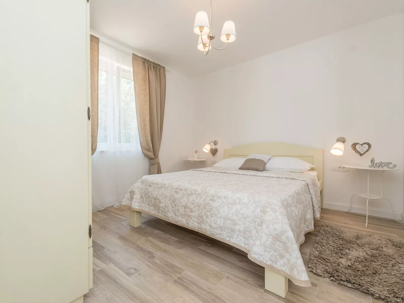 "Ena" mit Blick auf das Wasser-Drinnen