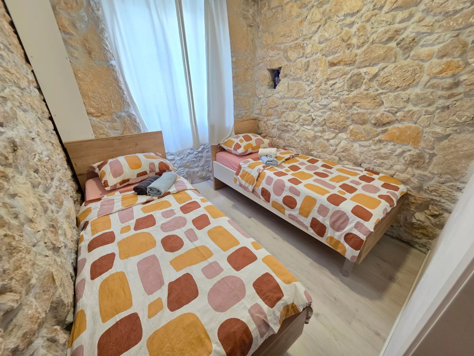 Steinhaus mit privatem Außenpool-Drinnen