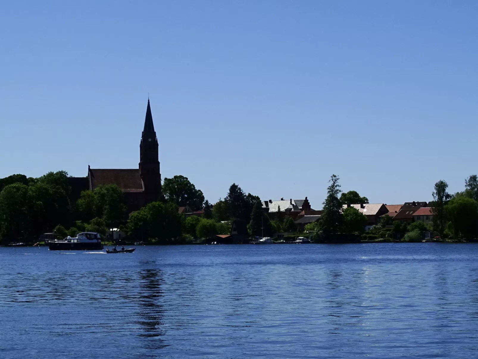 Gemütliches Dachgeschoss-Apartement mit Seeblick und großem Garten am Wasser-Dehors