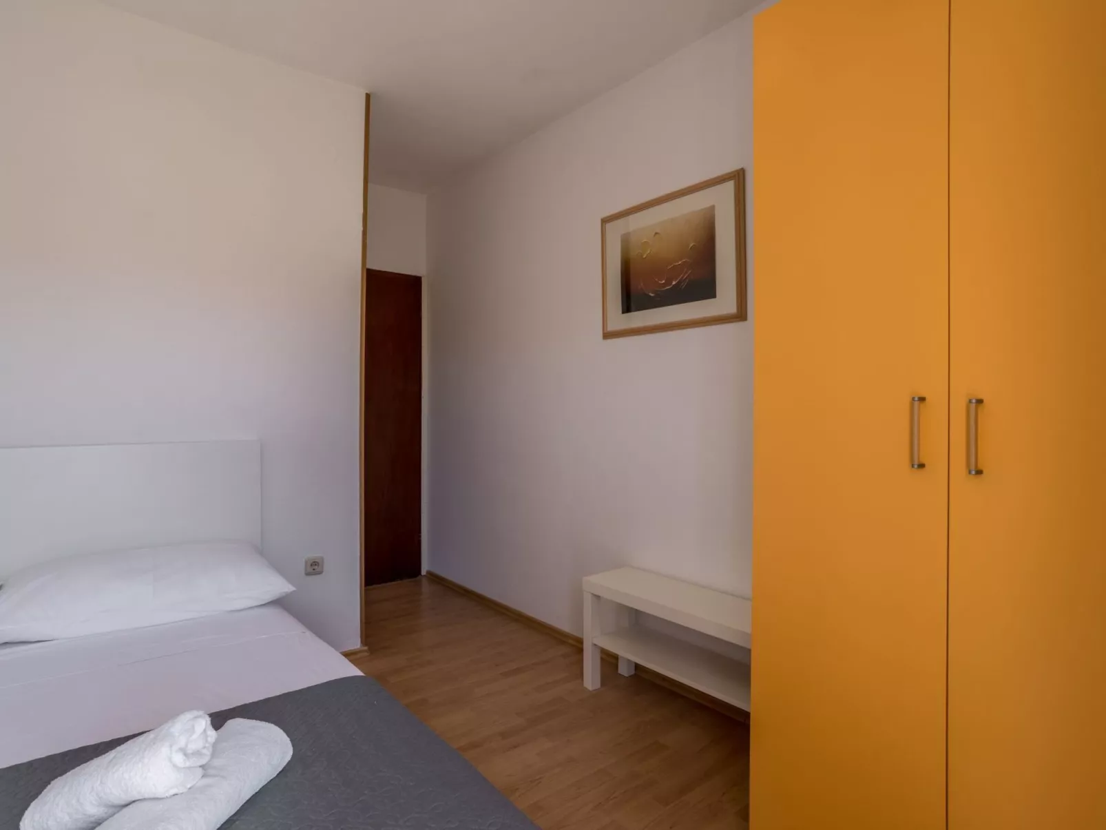 Tihana mit mediterranem Garten-Image-tags.info