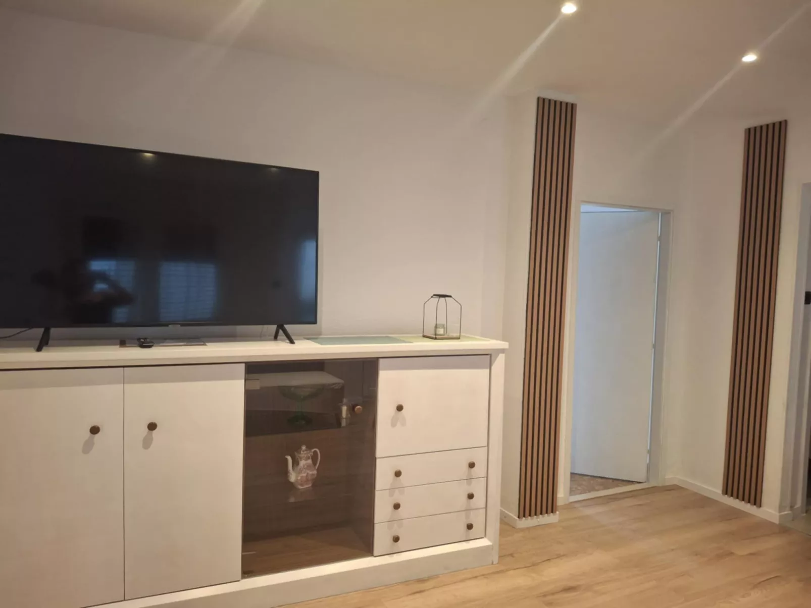 Mit Blick auf das Wasser-Drinnen