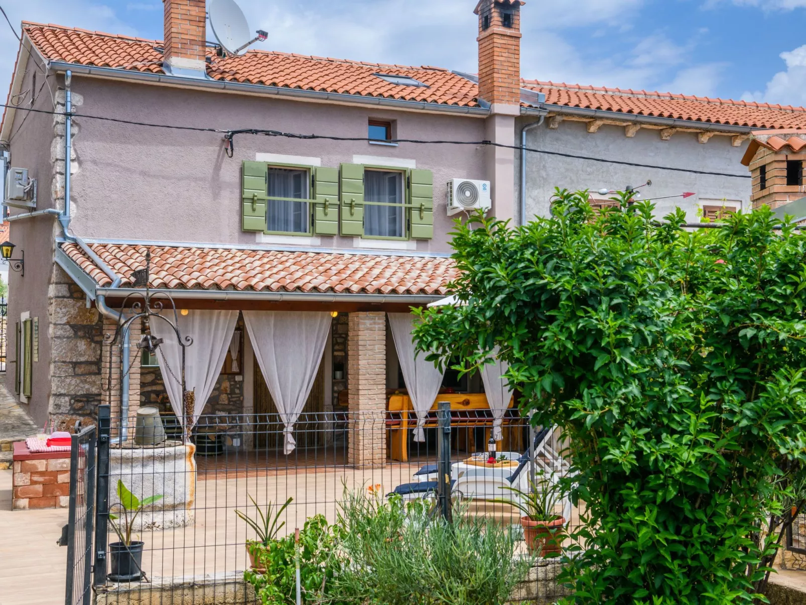 Mit Garten, Terrasse und Grill-Outside